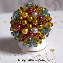 Bague Boutons nacr&eacute;es avec des facettes, des perles nacr&eacute;es et des toupies en cristal de Swarovski